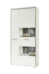 Weiße Kombi-Vitrine mit Glaseinsätzen, dekoriert mit Gläsern und Schalen, aus frontaler Perspektive.