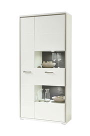 Weiße Kombi-Vitrine mit Glaseinsätzen, dekoriert mit Gläsern und Schalen, aus frontaler Perspektive.