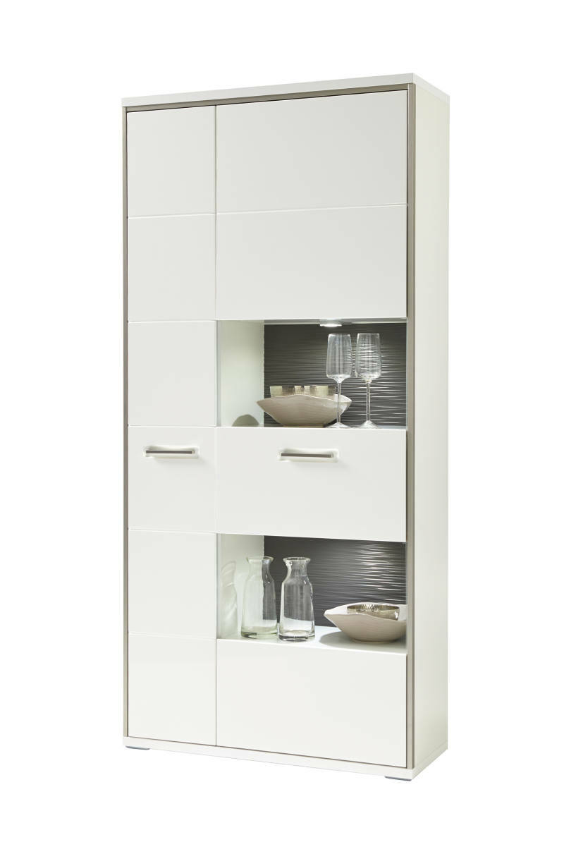 Weiße Kombi-Vitrine mit Glaseinsätzen, dekoriert mit Gläsern und Schalen, aus frontaler Perspektive.