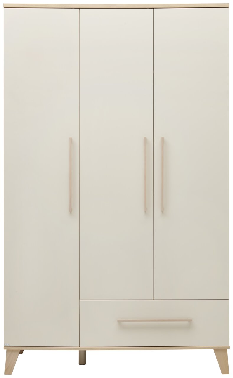 Dreitüriger Kleiderschrank in heller Holzoptik, frontal fotografiert
