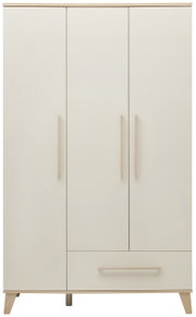 Dreitüriger Kleiderschrank in heller Holzoptik, frontal fotografiert