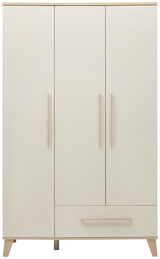 Dreitüriger Kleiderschrank in heller Holzoptik, frontal fotografiert