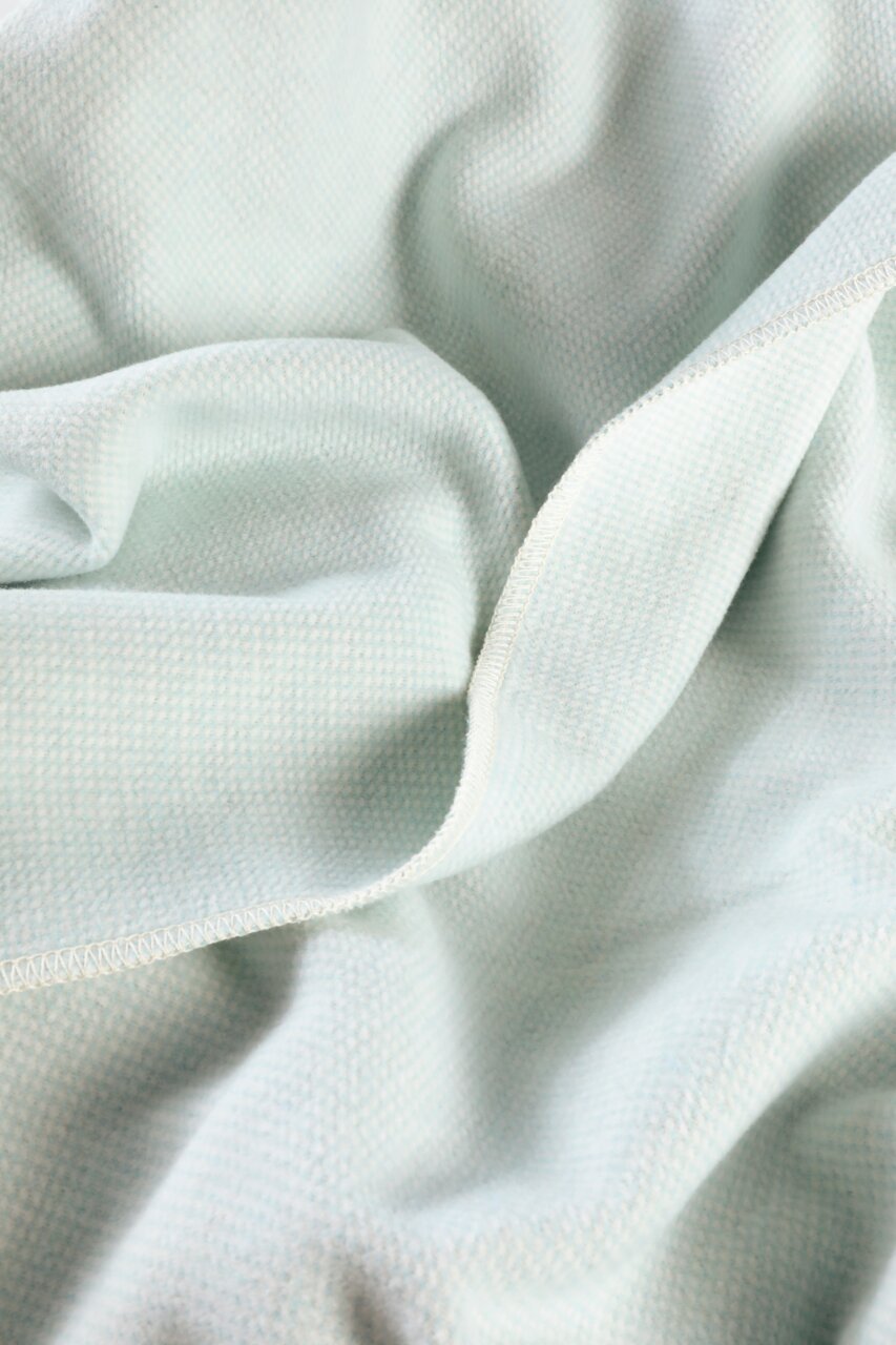 biederlack Woonkamerkleed COTTON COMFORT Close-up van een zachte, lichtblauwe woondeken met een fijne structuur.