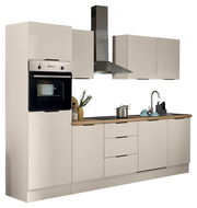 Moderne Küchenzeile in cremefarbenem Design mit eingebautem Backofen, Dunstabzugshaube, Kochfeld und Spüle, seitliche Perspektive