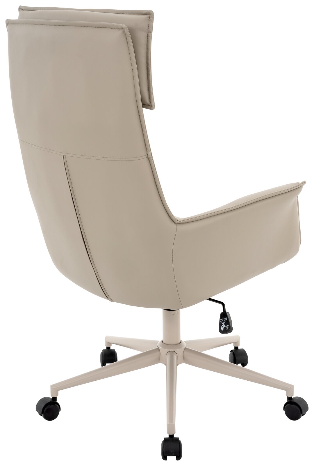 Rückansicht eines beigen Chefsessels mit Rollen und verstellbarer Rückenlehne.