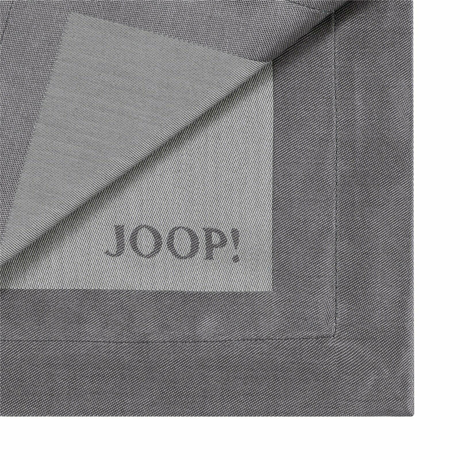 Graue Serviette mit eingewebtem 'JOOP!' Logo, teilweise umgeschlagen, Draufsicht