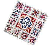 Untersetzer MARRAKESCH Blume mit buntem Mosaikmuster in Rot, Blau und Weiß, schräg von oben fotografiert.