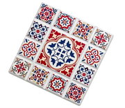 Onderzetter MARRAKESCH met bloemmotief en kleurrijk mozaïekpatroon in rood, blauw en wit, schuin van bovenaf gefotografeerd.