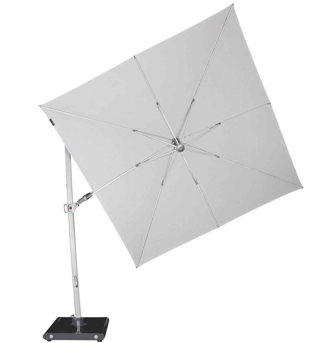 Moderner Pendelschirm in seitlicher Perspektive mit quadratischem, hellgrauem Schirm und stabilem Metallgestell auf schwarzem Sockel.
