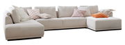 Beiges Ecksofa mit mehreren dekorativen Kissen, seitliche Perspektive