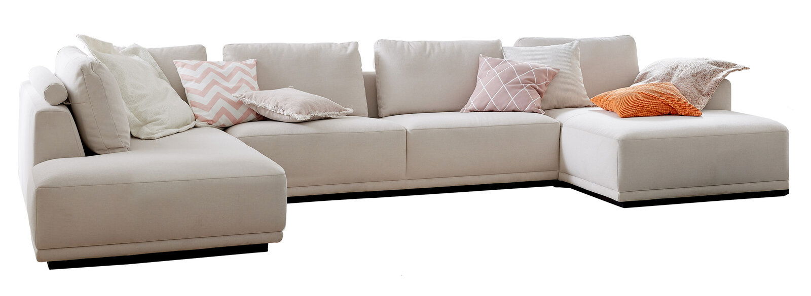 Beiges Ecksofa mit mehreren dekorativen Kissen, seitliche Perspektive