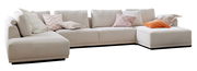 Beiges Ecksofa mit mehreren dekorativen Kissen, seitliche Perspektive
