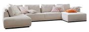 Beige hoekbank met diverse sierkussens, zijaanzicht