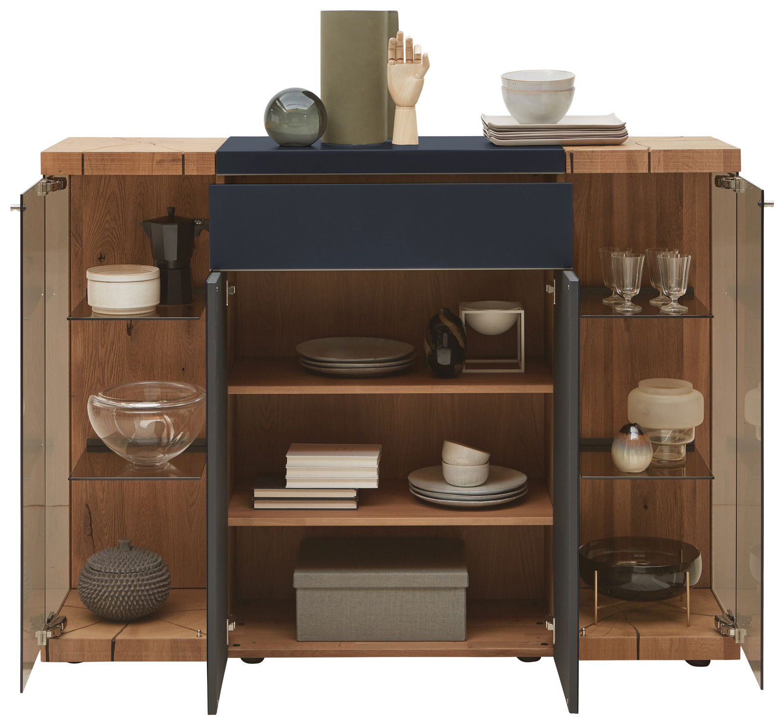 Frontale Ansicht eines Highboards mit offenen Türen, das verschiedene dekorative Gegenstände und Geschirr zeigt.