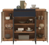 Frontale Ansicht eines Highboards mit offenen Türen, das verschiedene dekorative Gegenstände und Geschirr zeigt.