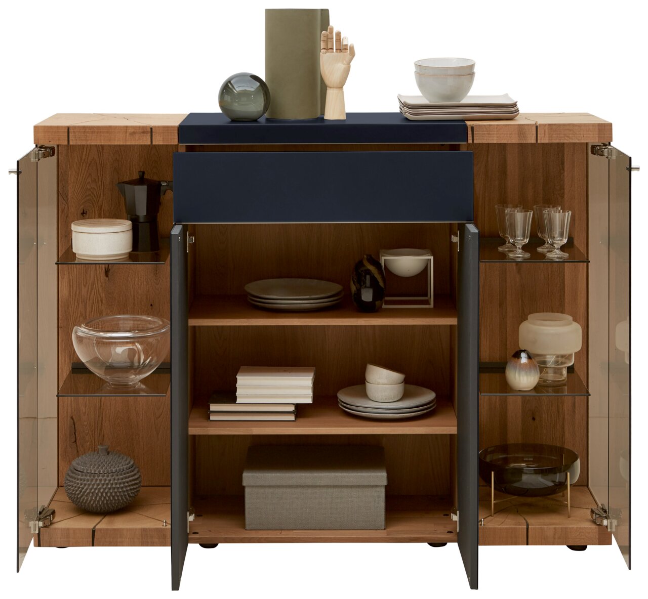 Frontale Ansicht eines Highboards mit offenen Türen, das verschiedene dekorative Gegenstände und Geschirr zeigt.