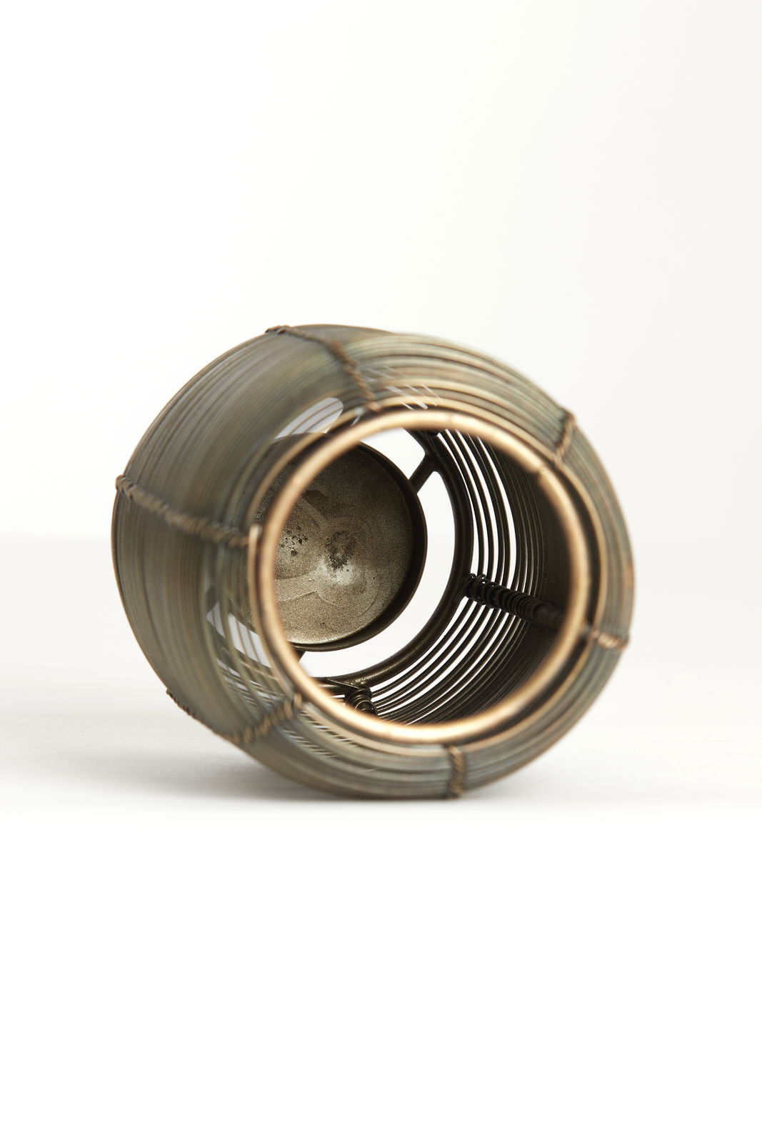 Light&Living Teelichthalter BIANU Teelichthalter BIANU antik aus Metall, liegend fotografiert mit Blick durch die Öffnung.