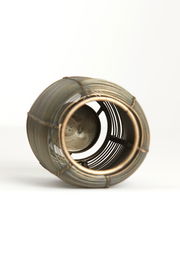 Teelichthalter BIANU antik aus Metall, liegend fotografiert mit Blick durch die Öffnung.