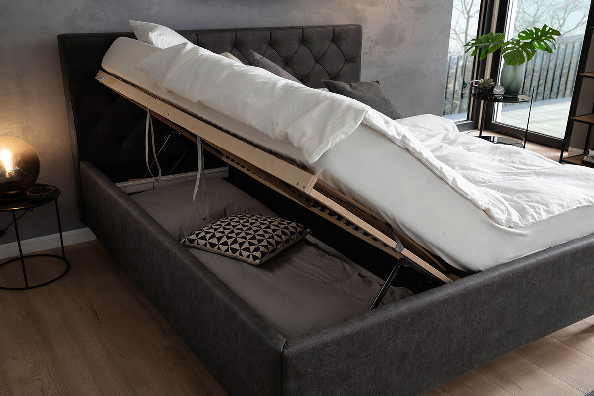 Polsterbett mit hochgeklappter Matratze und Stauraum, seitliche Perspektive