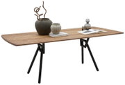 Houten tafel met afgeronde hoeken en zwart metalen onderstel, gefotografeerd in schuin vooraanzicht, met decoratieve vazen, boeken en glazen karaf op het blad
