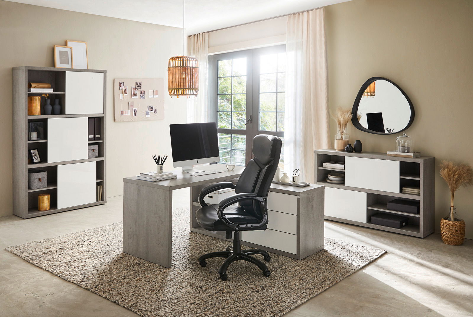 Modernes Büro mit grauem Schreibtisch, schwarzem Bürostuhl und Sideboard, seitliche Perspektive.