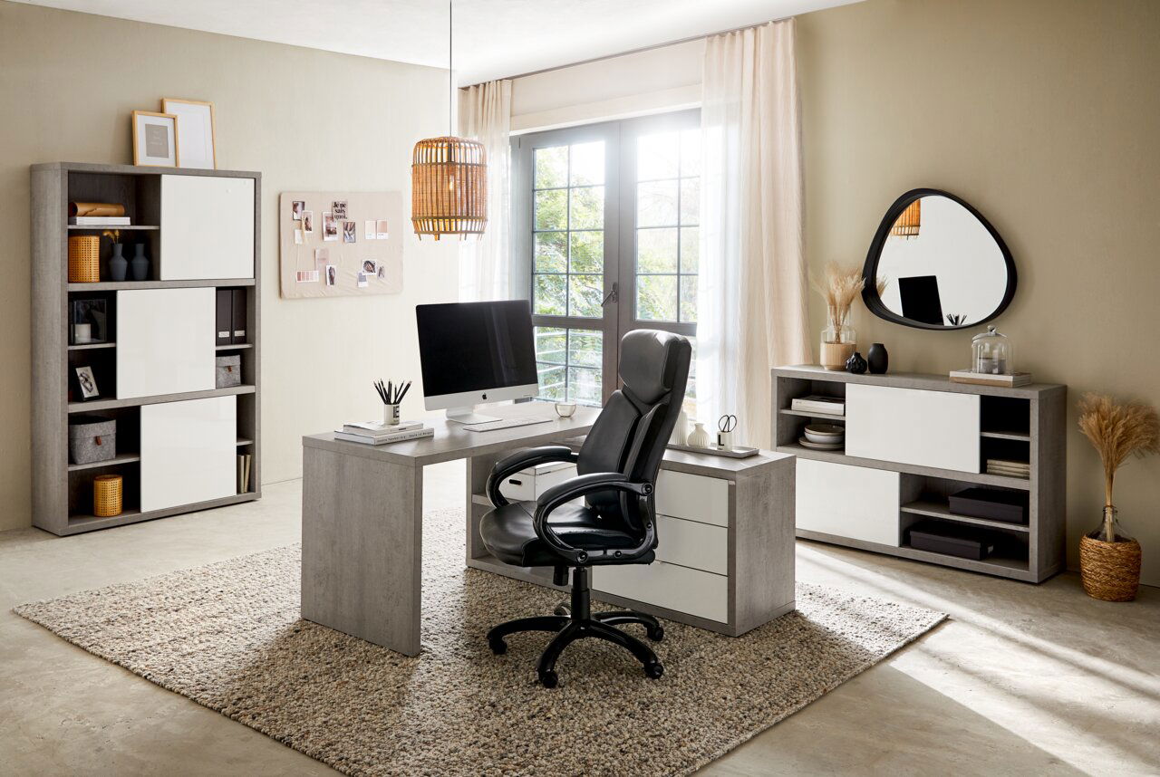 XORA Rollcontainer PUNTO Modernes Büro mit grauem Schreibtisch, schwarzem Bürostuhl und Sideboard, seitliche Perspektive.