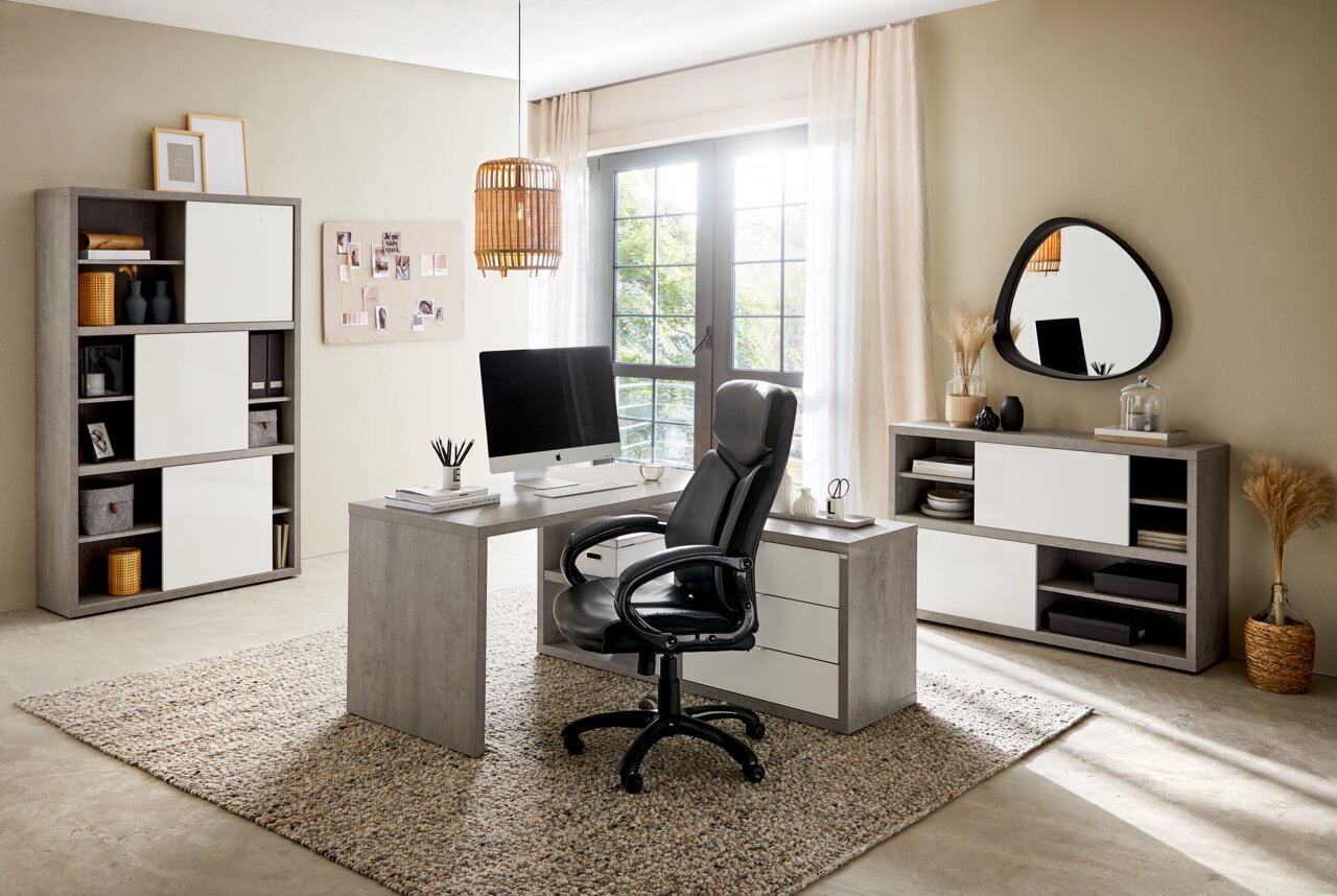 XORA Rollcontainer PUNTO Modernes Büro mit grauem Schreibtisch, schwarzem Bürostuhl und Sideboard, seitliche Perspektive.