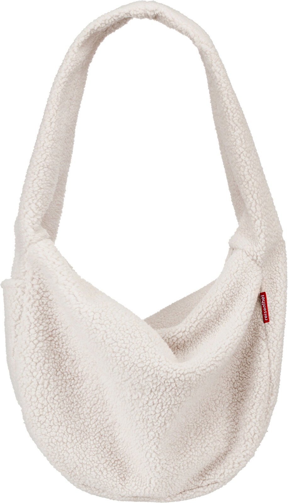 Cremeweiße, flauschige Teddy-Fell-Umhängetasche mit langem Schulterriemen und kleinem rotem Label, freigestellt auf weißem Hintergrund, Frontansicht