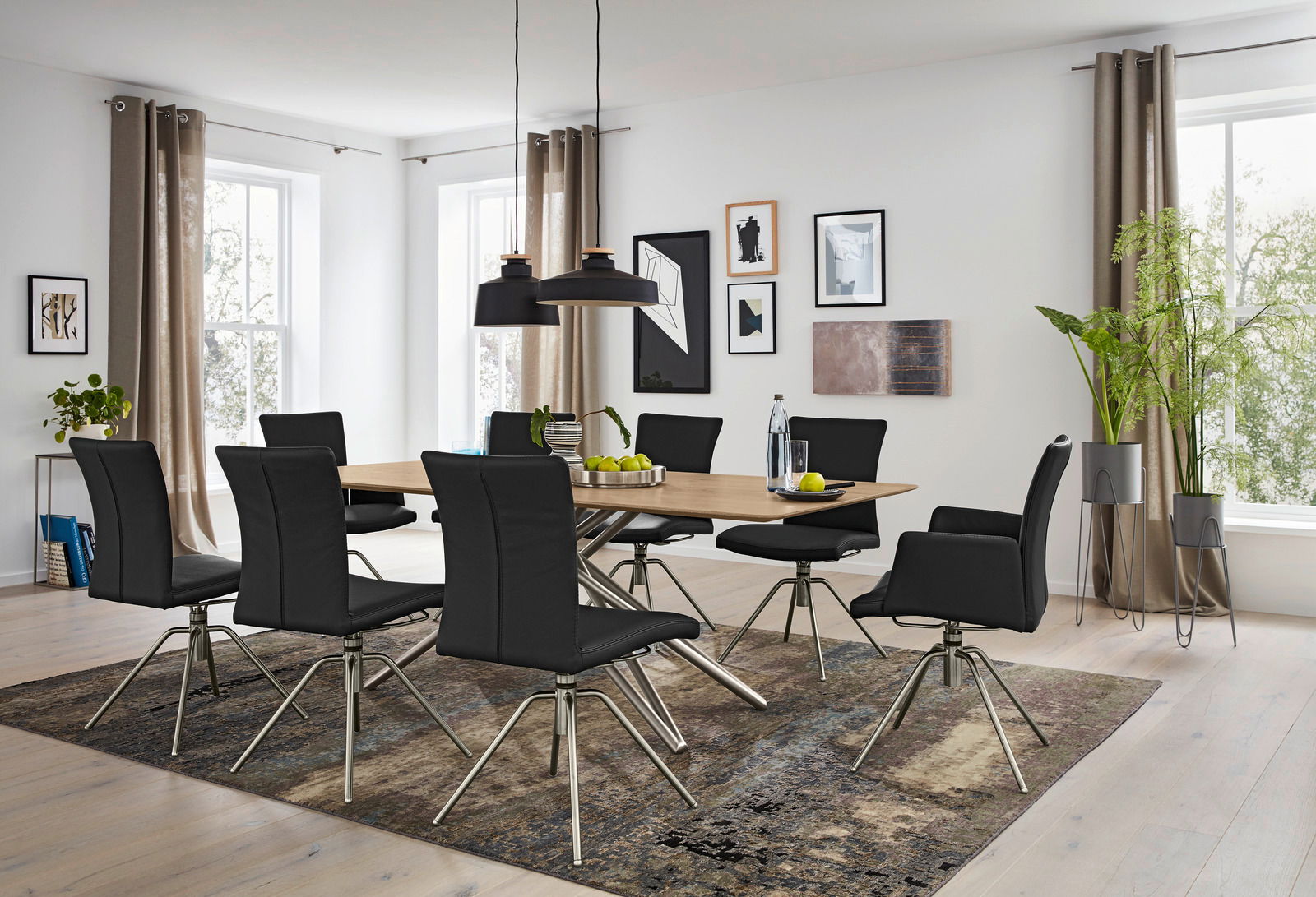 Esszimmer mit modernem Tisch und sechs schwarzen Stühlen, seitliche Perspektive