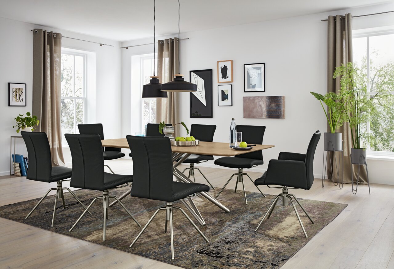 Esszimmer mit modernem Tisch und sechs schwarzen Stühlen, seitliche Perspektive
