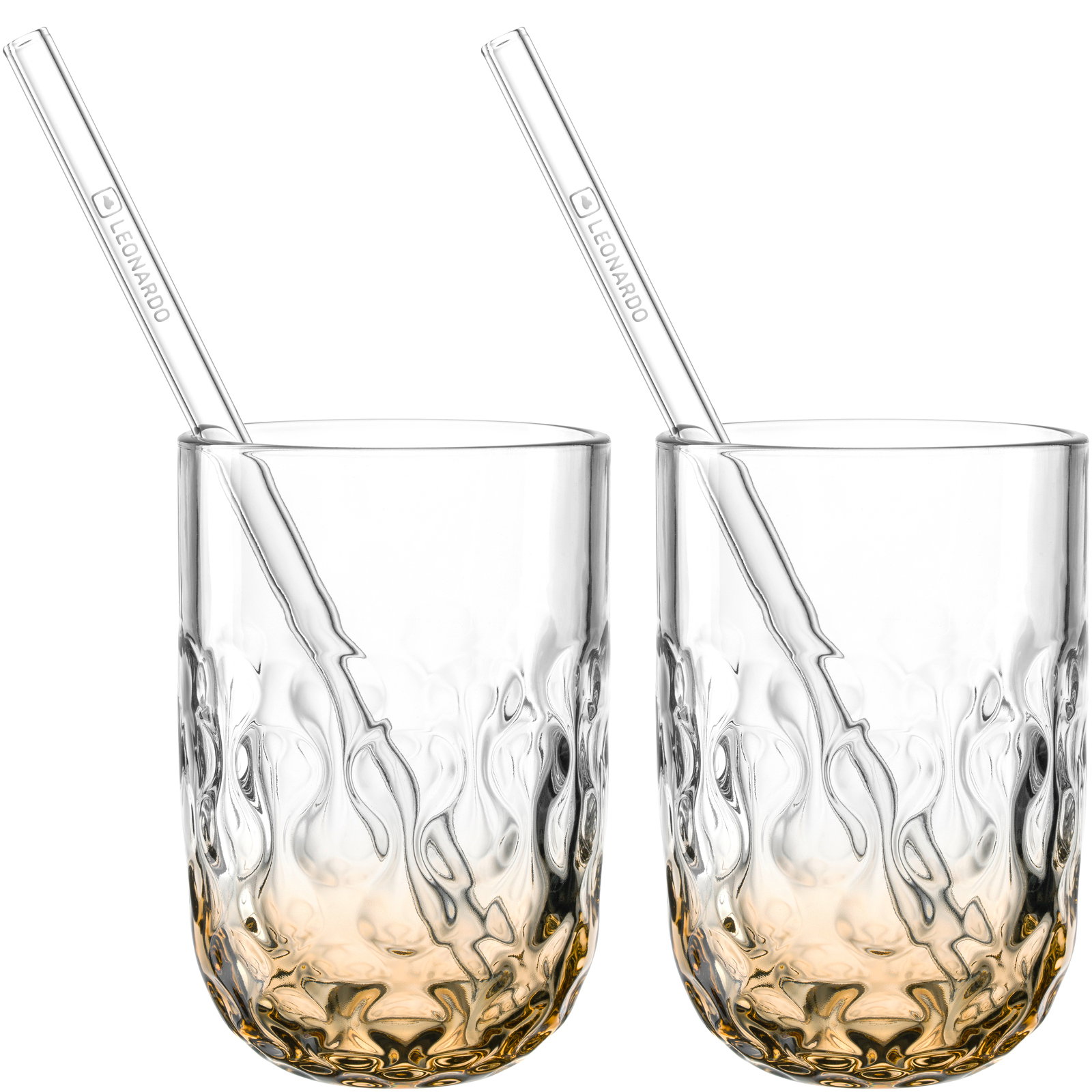 Leonardo Caramel Macchiato 4-tlg. Zwei elegante Gläser mit strukturiertem Design und bernsteinfarbenem Boden, jeweils mit einem klaren Trinkhalm, seitliche Perspektive.