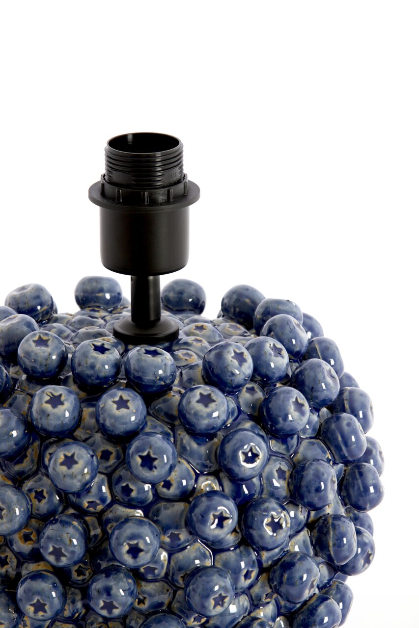 Nahaufnahme eines blauen, kugelförmigen Lampenfußes mit sternförmigen Mustern, aus der Perspektive von oben.