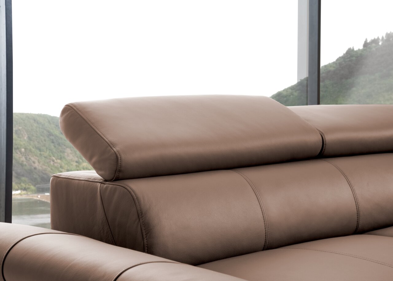 Stylife Ecksofa LENO 2.0 Nahaufnahme einer braunen Ledercouch mit verstellbarer Kopfstütze, seitliche Perspektive.