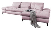 Rosa Ecksofa mit Kissen und Decke, seitliche Perspektive