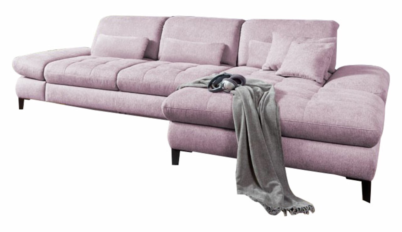 Rosa Ecksofa mit Kissen und Decke, seitliche Perspektive