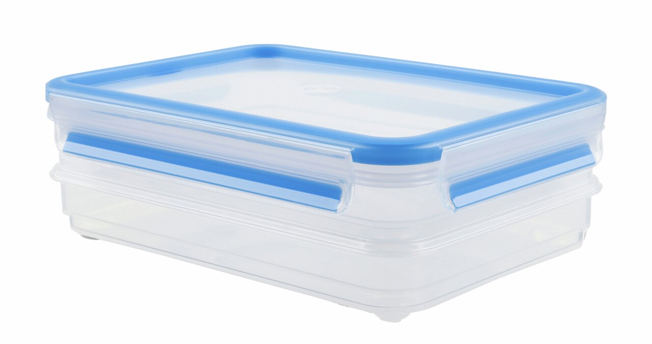 Doorzichtige vleeswarenbox met blauw deksel en sluiting, zijaanzicht