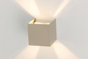 Moderne LED-Wandleuchte in quadratischer Form, die warmes Licht nach oben und unten abstrahlt. Seitenansicht.
