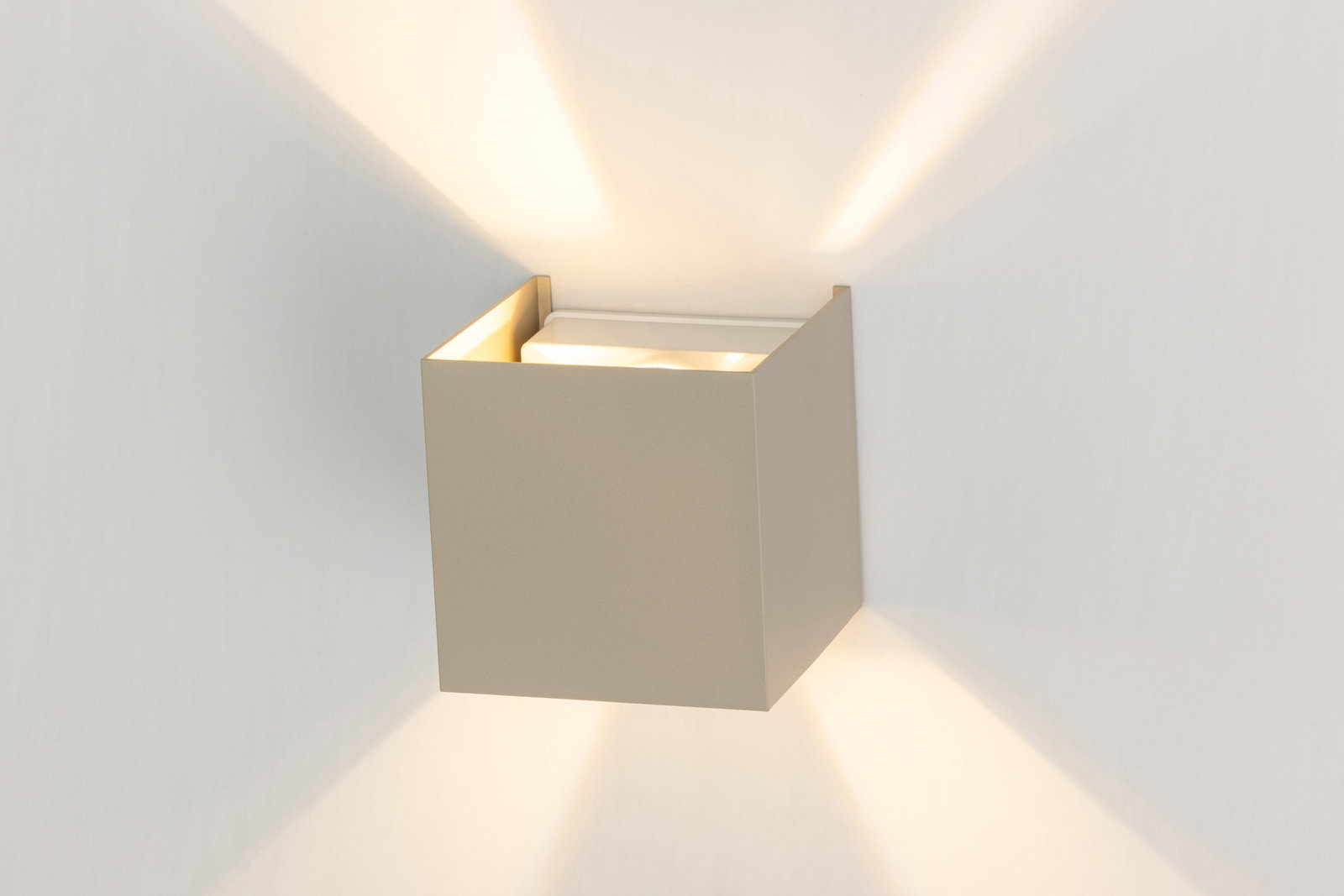 Moderne LED-Wandleuchte in quadratischer Form, die warmes Licht nach oben und unten abstrahlt. Seitenansicht.