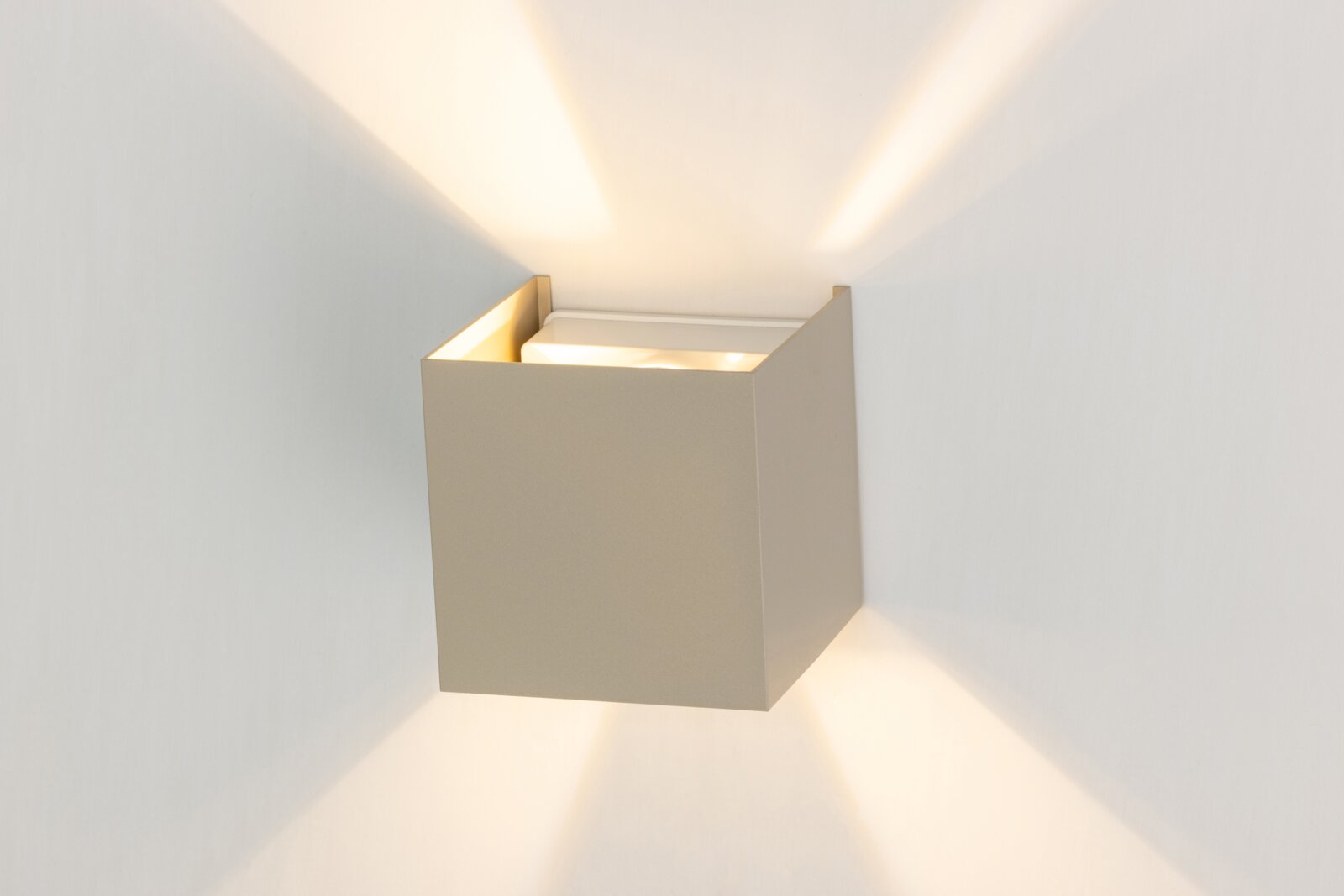 Moderne LED-Wandleuchte in quadratischer Form, die warmes Licht nach oben und unten abstrahlt. Seitenansicht.