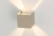 Moderne LED-Wandleuchte in quadratischer Form, die warmes Licht nach oben und unten abstrahlt. Seitenansicht.