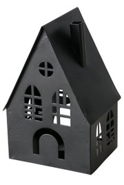 Schwarzes Metall-Windlicht in Hausform mit ausgeschnittenen Fenstern und Schornstein, schräg von vorne links fotografiert