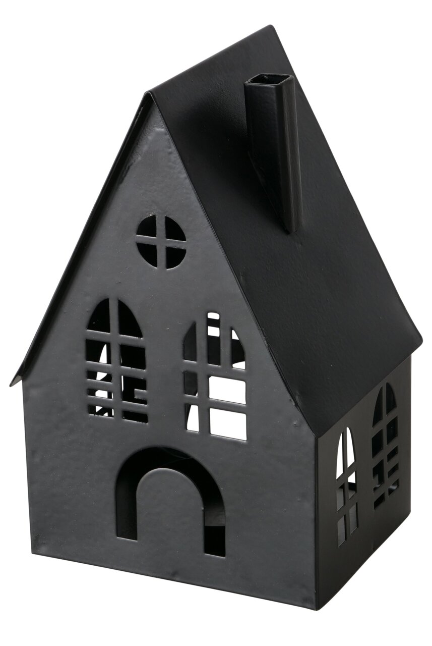 Schwarzes Metall-Windlicht in Hausform mit ausgeschnittenen Fenstern und Schornstein, schräg von vorne links fotografiert