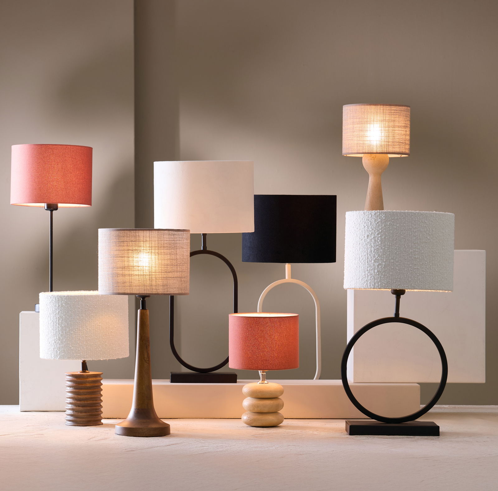 Verschiedene moderne Lampenfüße mit unterschiedlichen Designs und Materialien, frontal fotografiert.