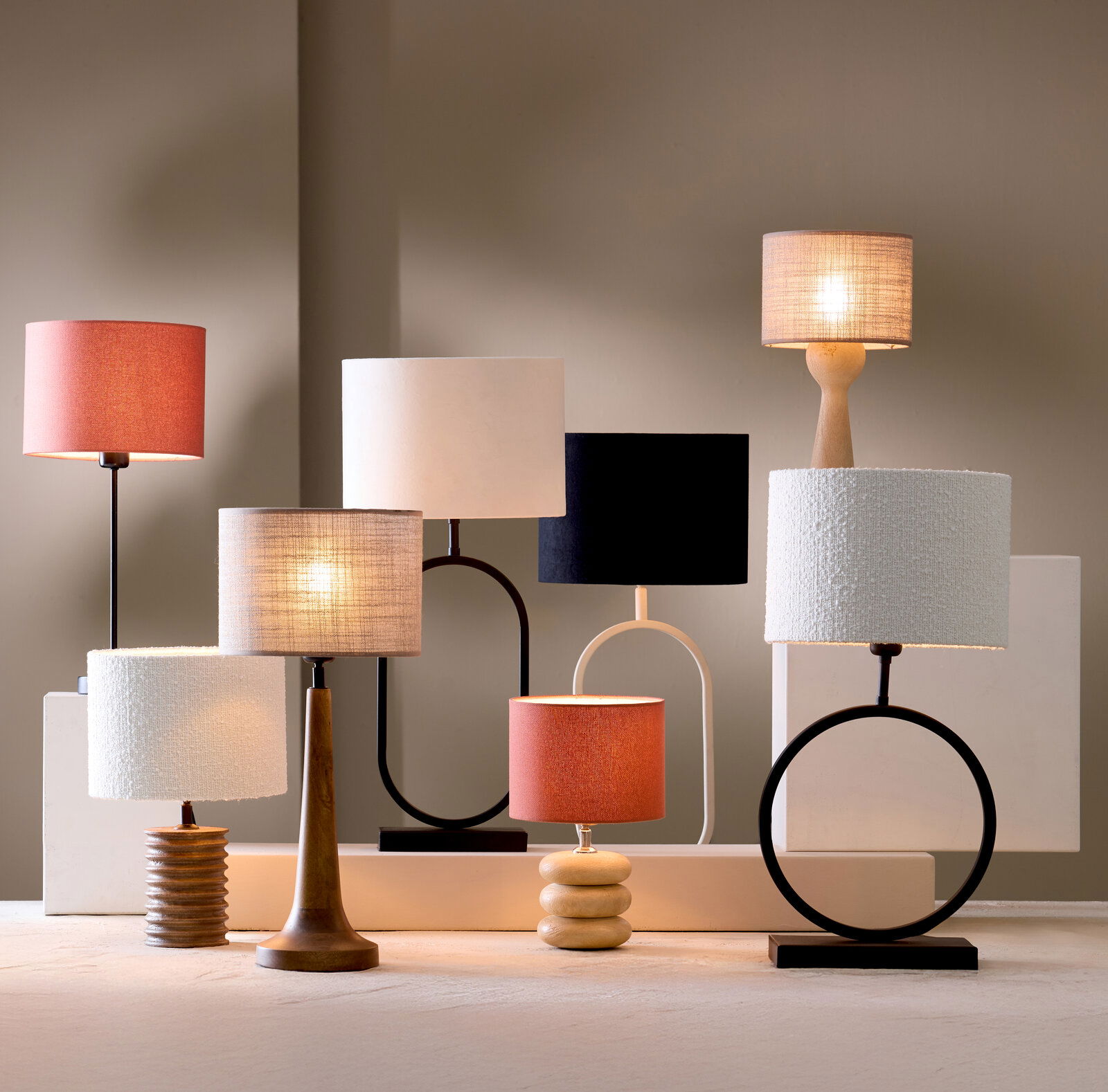 Verschiedene moderne Lampenfüße mit unterschiedlichen Designs und Materialien, frontal fotografiert.