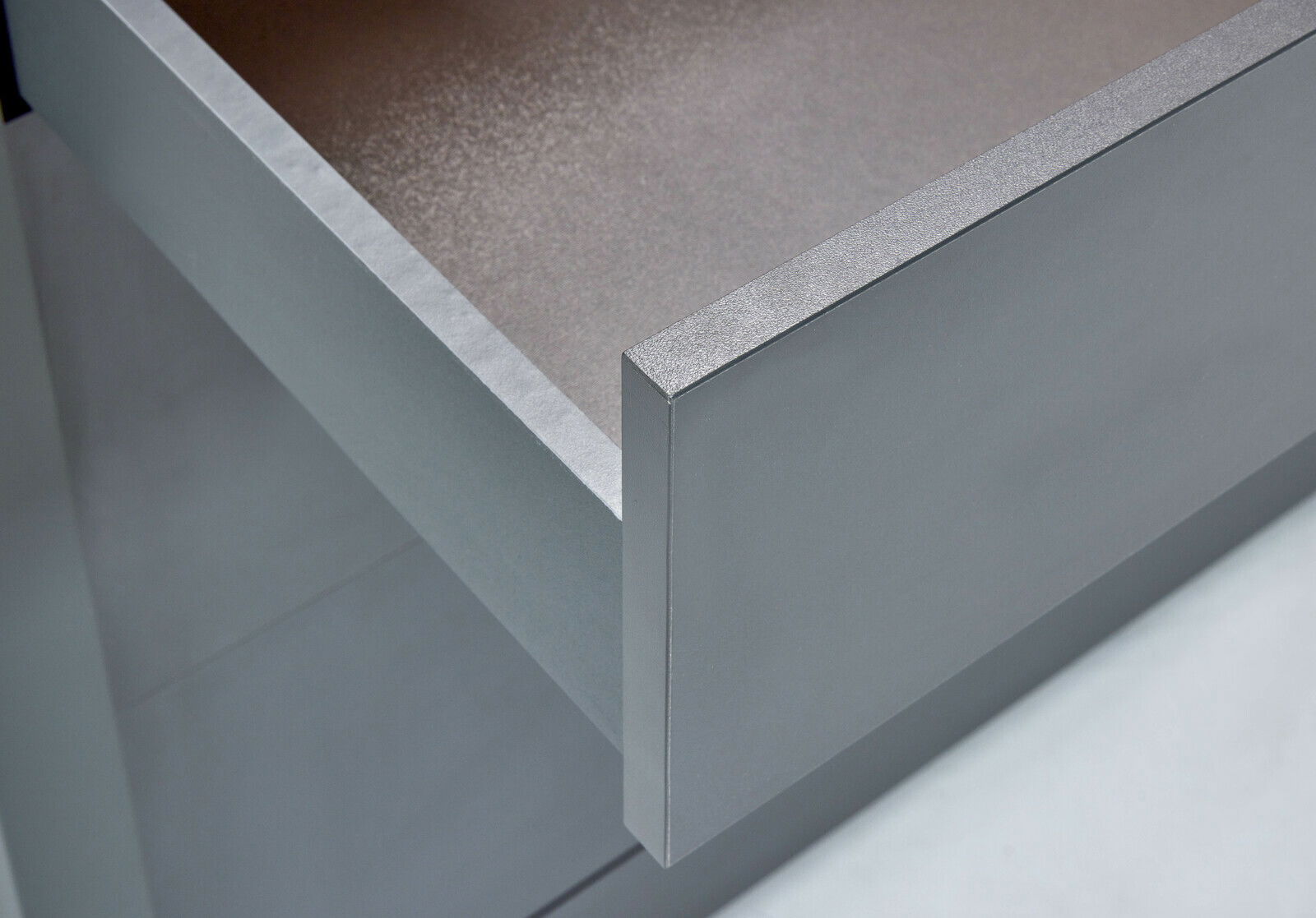 Nahaufnahme eines geöffneten Schubkastenunterschranks aus Metall in seitlicher Perspektive.