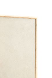 Nahaufnahme eines Wandornaments mit hellem, strukturiertem Hintergrund und einem schmalen Holzrahmen, von der Seite betrachtet.