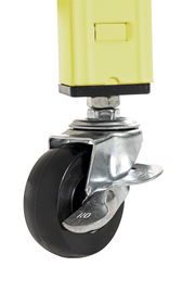 Nahaufnahme eines drehbaren Rads mit Bremse an einem gelben Servierwagen.