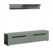 Modernes TV-Lowboard in Salbeigrün mit zwei Klappen und langen schwarzen Griffleisten, freigestellt in schräger Frontansicht von links; oben zusätzlich zwei passende Wandregale in Frontansicht