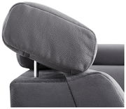 Nahaufnahme einer grauen Kopfstütze eines Sofas aus der seitlichen Perspektive.