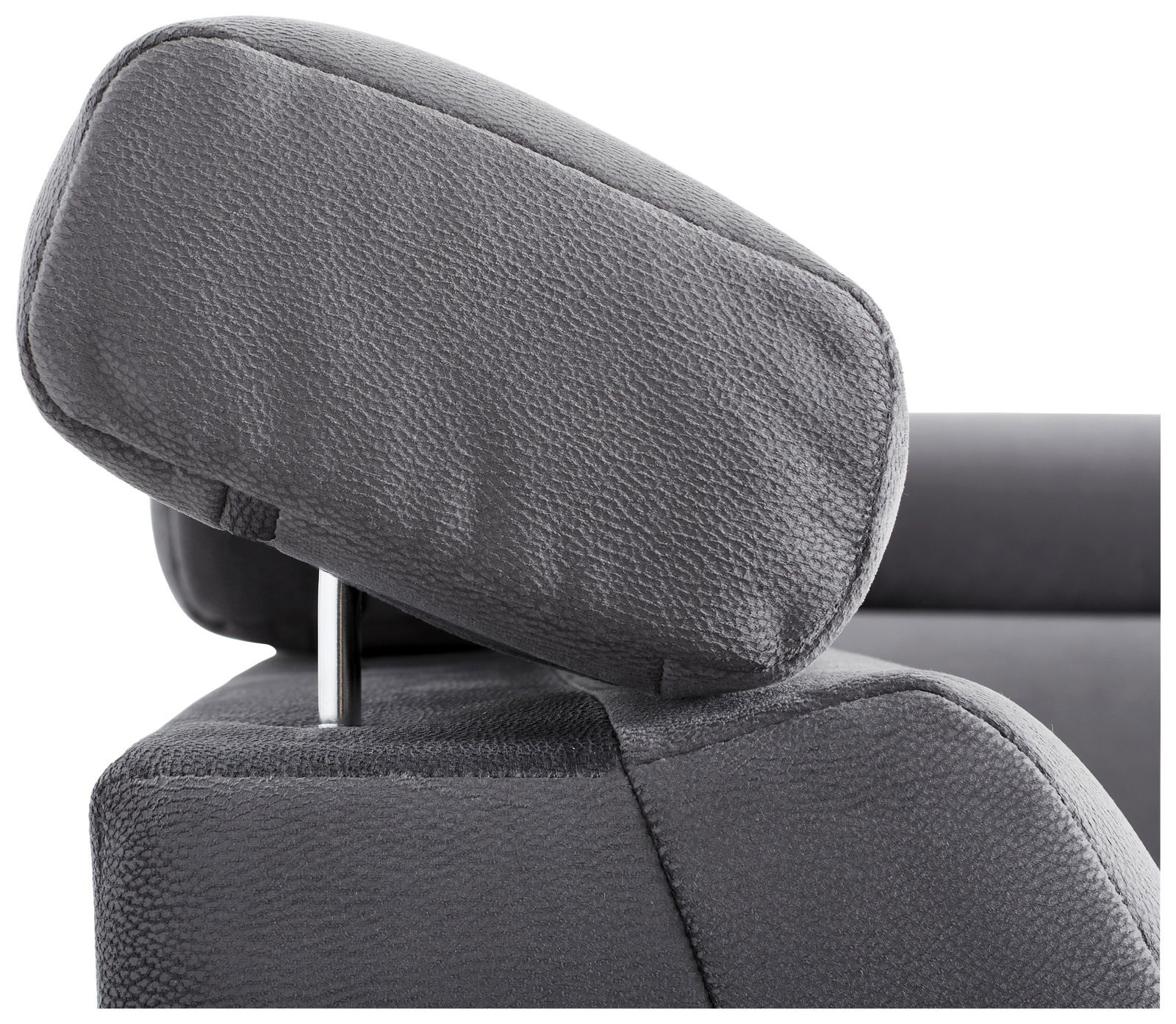 Nahaufnahme einer grauen Kopfstütze eines Sofas aus der seitlichen Perspektive.